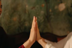 Read more about the article Quando uma sessão não chega: um programa de 3 meses com Reiki e práticas de auto-cuidado